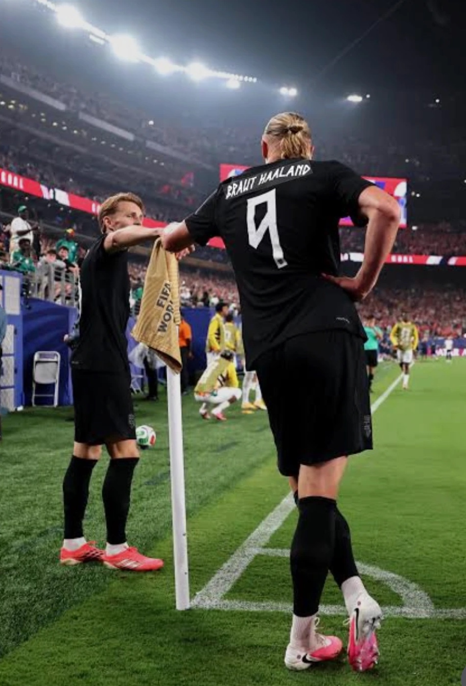 Erling Haaland and Antonio Nusa at the corner flag during Norway's World Cup run