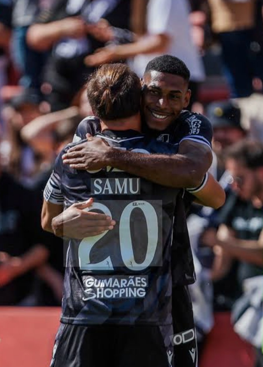Samu celebrates for Vitória de Guimarães